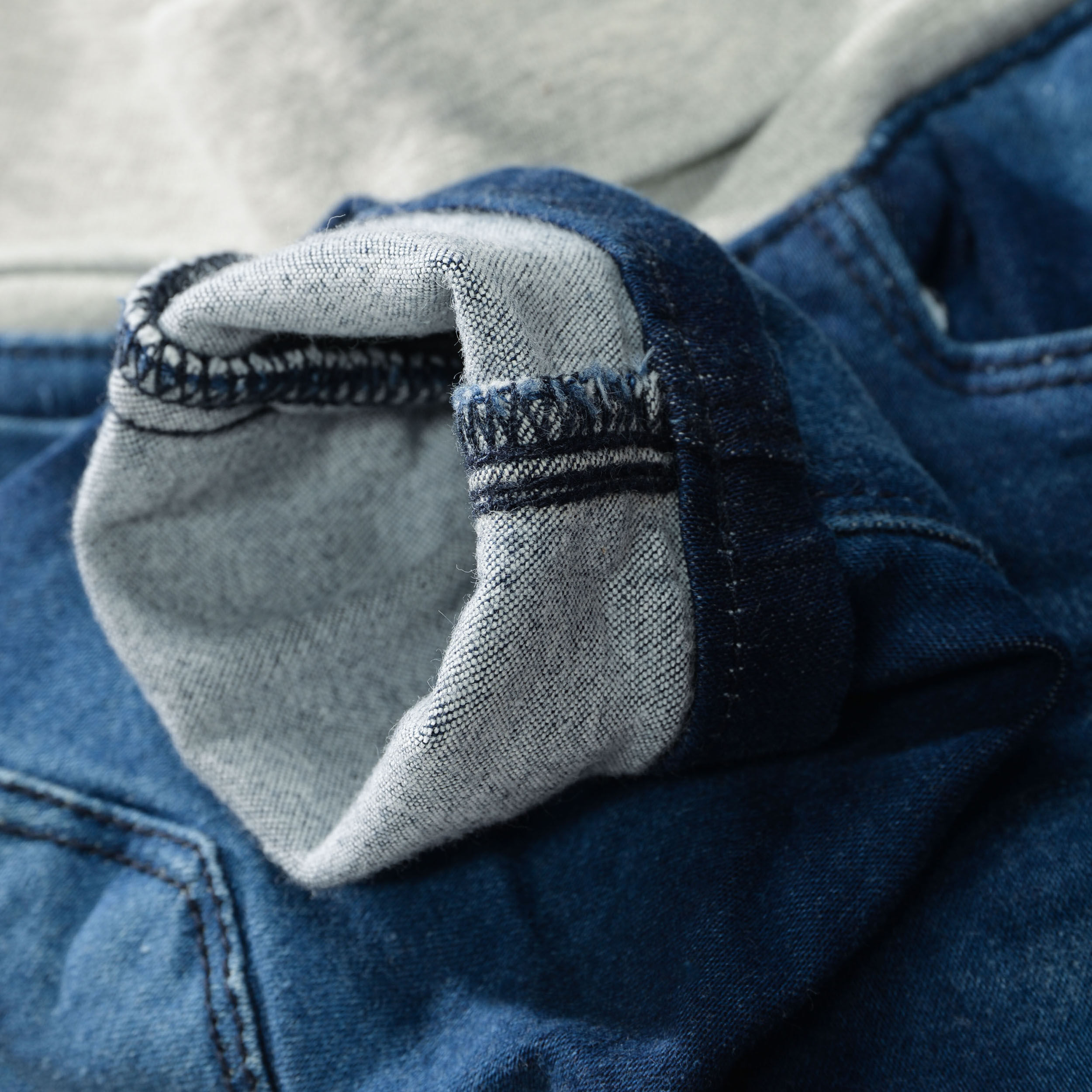 Baby Jeans mit elastischem Bund